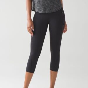 Lululemon "RUSH HOUR 21" CROP" Black High Rise, Size 8 - WORN ONCE
